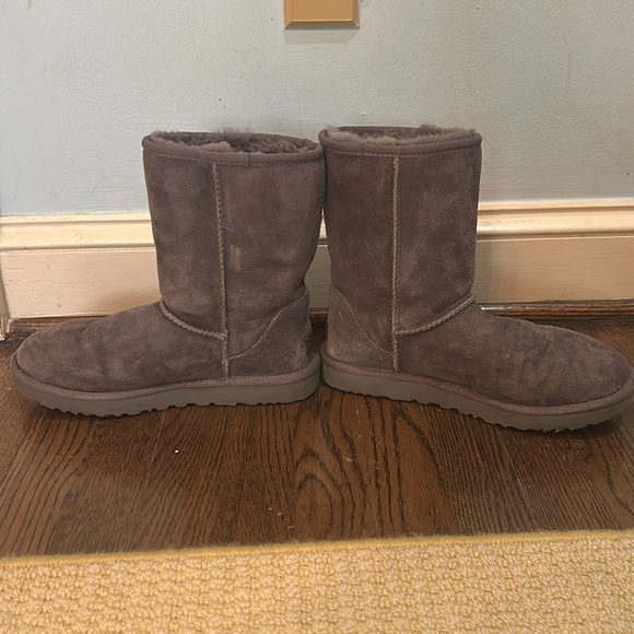 Uggs Classic Short II in Grey - Size 8 - Picture 10 of 12